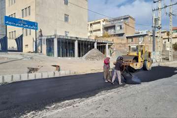 عملیات آسفالت محل تعریض بلوار ابوعلی سینا در راستای بهسازی معابر